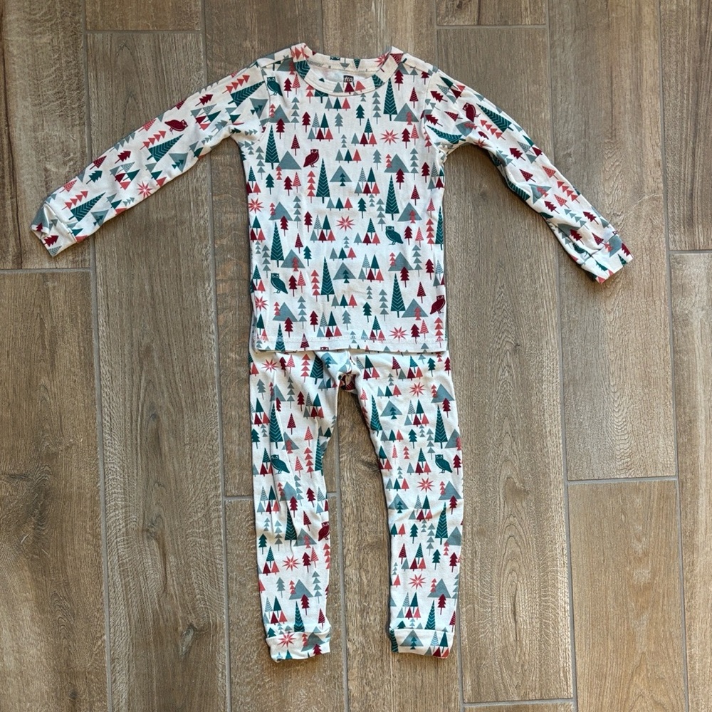 Tea Collection Red and Green Trees 100% Cotton Pajama Set Sz 5 - Picture 1 of 6